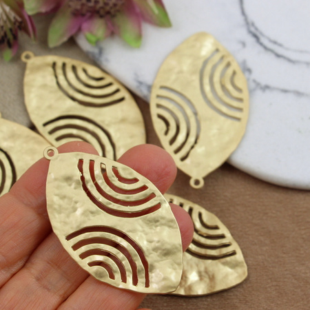 Zawieszka liść ażurowy złoty satynowy 50x28mm