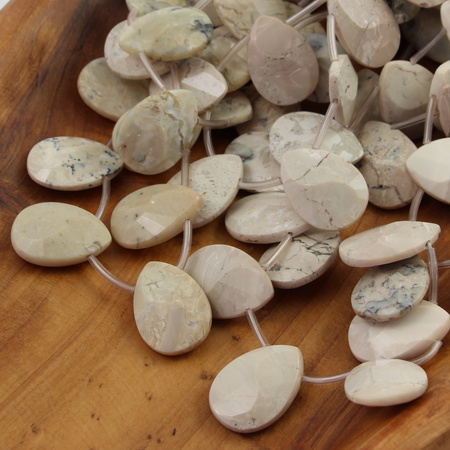 Opal afrykański łezka fasetowana 25x18mm