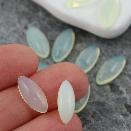 Kaboszon szklany Milky Jonquil wrzeciono 15x7mm