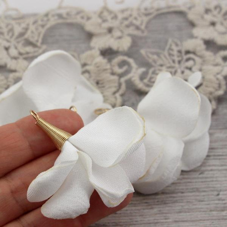 Ozdobny kwiatek w tulejce biały 50mm