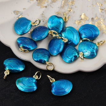 Zawieszka muszla mosiądz złocony emalia niebieska metaliczna 14mm