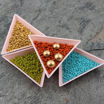 Taca trójkątna 7x7cm do koralików różowa [1szt]