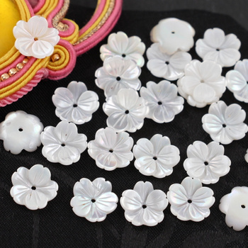 Muszla perłowa kwiatek 10mm