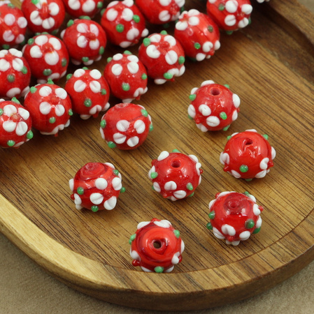 Koralik szklany w kwiatki czerwony 13x12mm