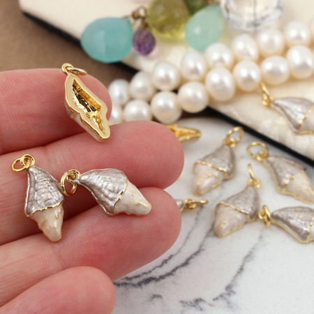 Zawieszka muszla mosiądz złocony emaliowana 18x8mm