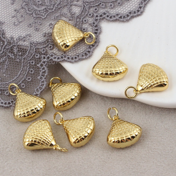 Zawieszka muszla mosiądz złocony 14mm