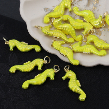 Zawieszka konik morski mosiądz złocony emalia limonka 26x10mm