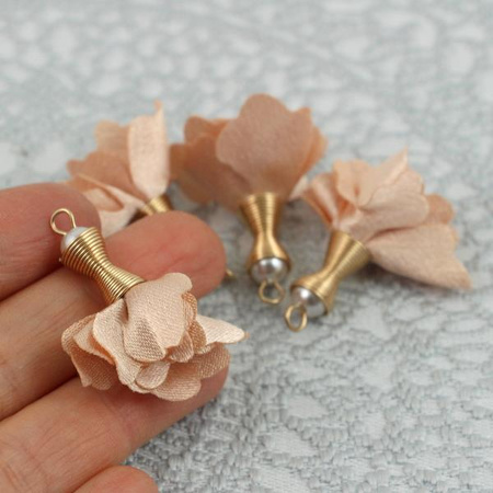 Kwiatek z perełką w tulejce nude 30mm