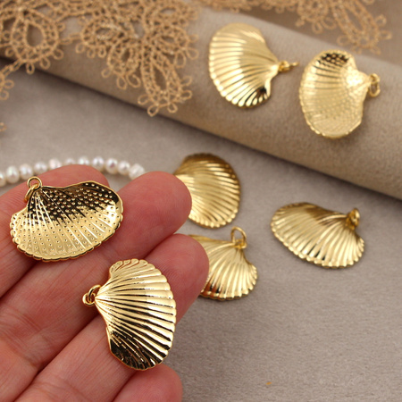 Zawieszka muszla mosiądz złocony 25x20mm