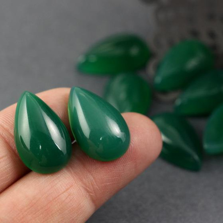 Kaboszon agat brazylijski łezka zielona 21x13mm