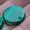 Kaboszon malachit naturalny 24mm [ze skazą]