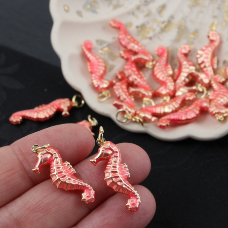 Zawieszka konik morski mosiądz złocony emalia róż perłowy 26x10mm