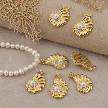 Zawieszka muszla z perłą i cyrkoniami mosiądz złocony 19x13mm