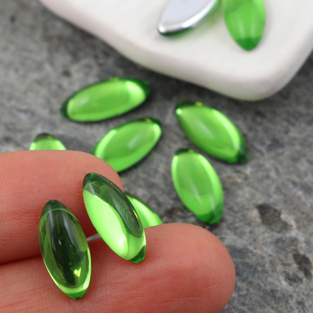 Kaboszon szklany Lt. Green - Silver Foiled wrzeciono 15x7mm