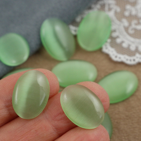 Kaboszon kocie oko owal miętowy 18x13mm