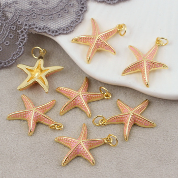 Zawieszka rozgwiazda mosiądz złocony emaliowana różowa 18mm