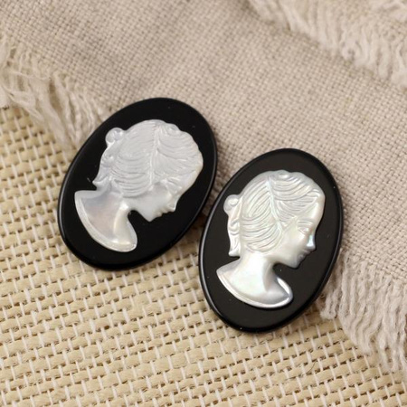 Kaboszon kamea z masy perłowej 25x18mm