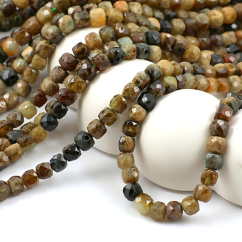 Granat zielony kostka fasetowana 4mm [sznur 39cm]