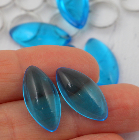 Kaboszon szklany Aquamarine wrzeciono 20x10mm