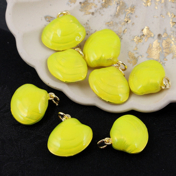 Zawieszka muszla mosiądz złocony emalia limonka 20mm