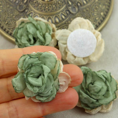 Kwiatek z organzy zielono - kremowy na filcu 33mm