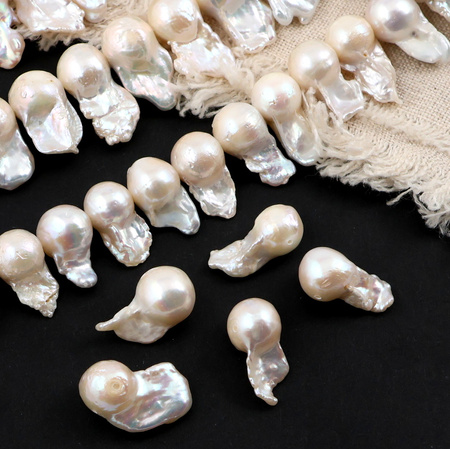 Perła słodkowodna baroque biała 25x10mm