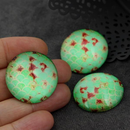 Kaboszon szklany z grafiką łuska węża moneta 30mm