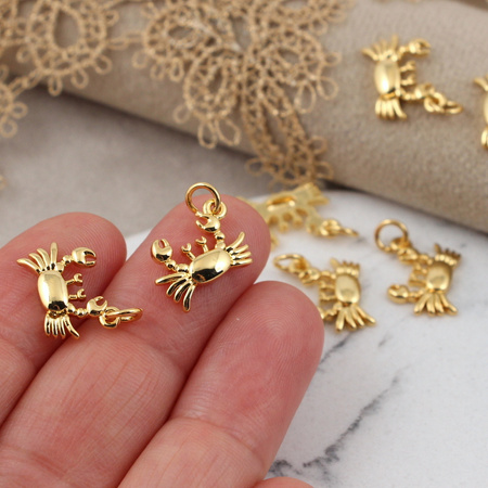 Zawieszka krab mosiądz złocony 14x10mm