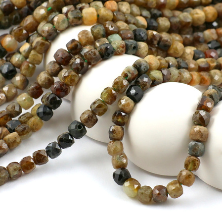 Granat zielony kostka fasetowana 4mm [sznur 39cm]