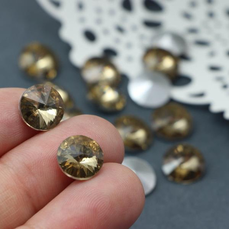 Kaboszon szklany moneta stożkowa beżowa 10mm