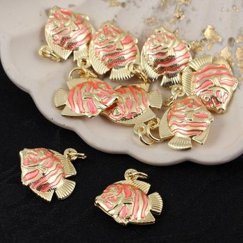 Zawieszka ryba mosiądz złocony emalia róż perłowy 18mm