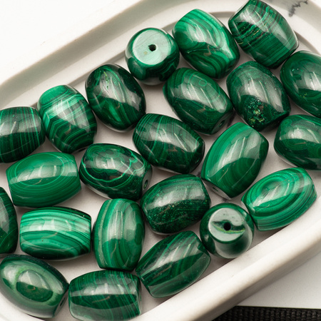Malachit beczka 22x16mm ze skazami