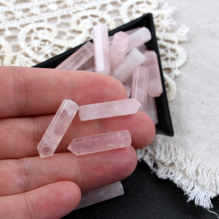 Kwarc różowy zawieszka grot 24x6mm