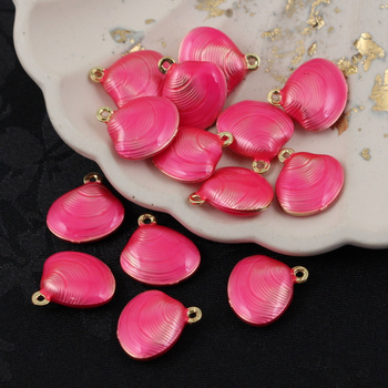 Zawieszka muszla mosiądz złocony emalia mocny róż perłowy 14mm