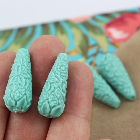 Rzeźbiona kropla turkusowa 28x11mm