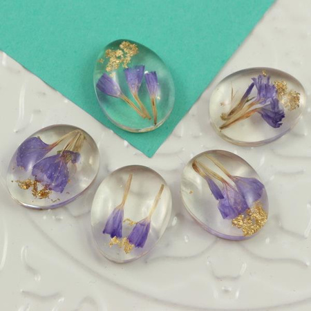 Kaboszon z żywicy zatopione kwiaty owal 20x16mm