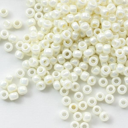 Toho Round 8/0 Opaque Lustered Navajo White [10g]