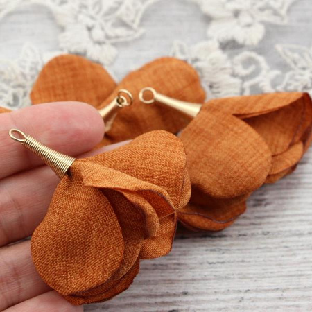 Ozdobny kwiatek w tulejce koniakowy 50mm