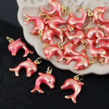 Zawieszka delfin mosiądz złocony emalia róż perłowy 19x13mm