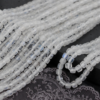 Kamień księżycowy kostka fasetowana 4mm [sznur 39cm]