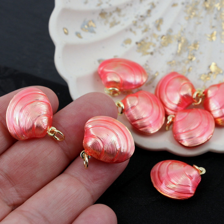 Zawieszka muszla mosiądz złocony emalia róż perłowy 20mm