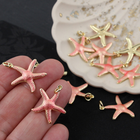 Zawieszka rozgwiazda mosiądz złocony emalia róż perłowy 22mm