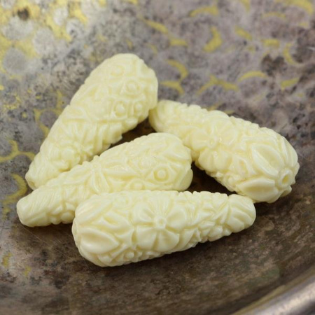 Rzeźbiona kropla kremowa 28x11mm