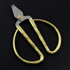 Nożyczki ze złotym uchwytem i krótkim ostrzem