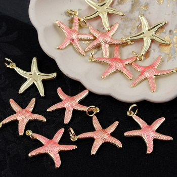 Zawieszka rozgwiazda mosiądz złocony emalia róż perłowy 22mm