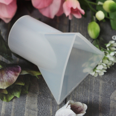 Forma silikonowa do odlewów z żywicy piramida 4 cm