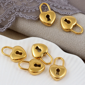 Zawieszka kłódka serce stal szlachetna pozłacana 20x13mm