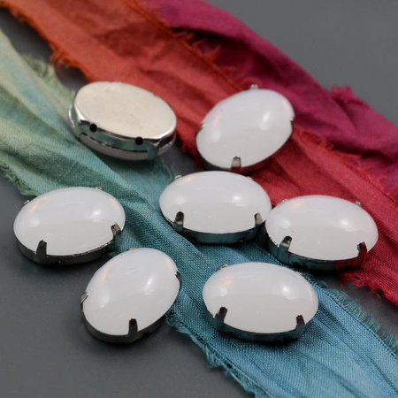 Kaboszon w oprawie owal opal 18x13mm