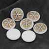 Kaboszon szklany Snowflake Chalk White Golden 21mm