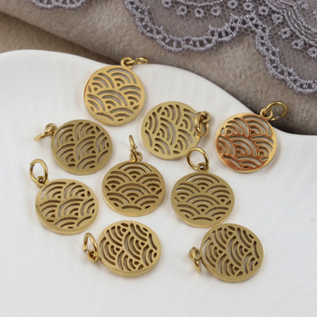 Zawieszka z motywem seigaiha stal szlachetna pozłacana 12mm